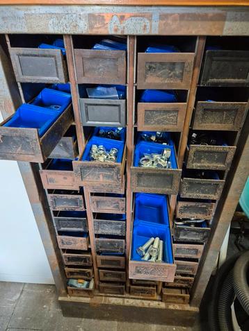 Degelijke zware vintage opbergkast met bakjes beschikbaar voor biedingen