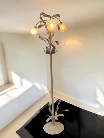 vintage staanlamp beschikbaar voor biedingen