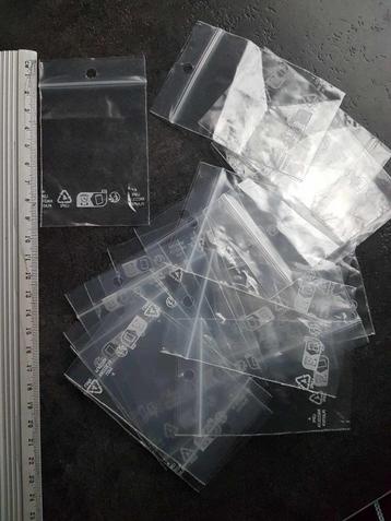 25 petits sachets hermétiques transparents