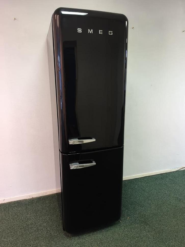 zeer mooie zwarte Smeg, nieuw model bezorgen mogelijk, Elektronische apparatuur, Koelkasten en IJskasten, Zo goed als nieuw, Met aparte vriezer
