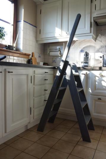 Zeer mooi ANTIEK TRAPLADDERTJE. beschikbaar voor biedingen