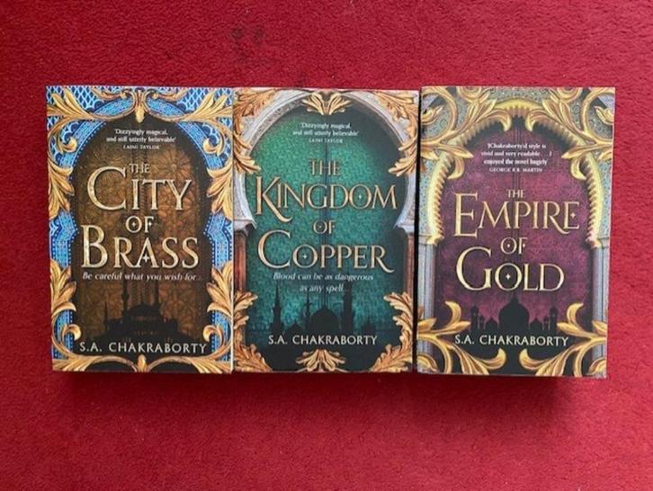 S.A.CHAKRABORTY DAEVABAD DE COMPLETE TRILOGIE IN ZEER GOEDE, Boeken, Fantasy, Ophalen of Verzenden