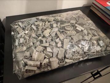 1,4 kg Lego grijze ‘slope’ stenen (gewone en inverted) beschikbaar voor biedingen