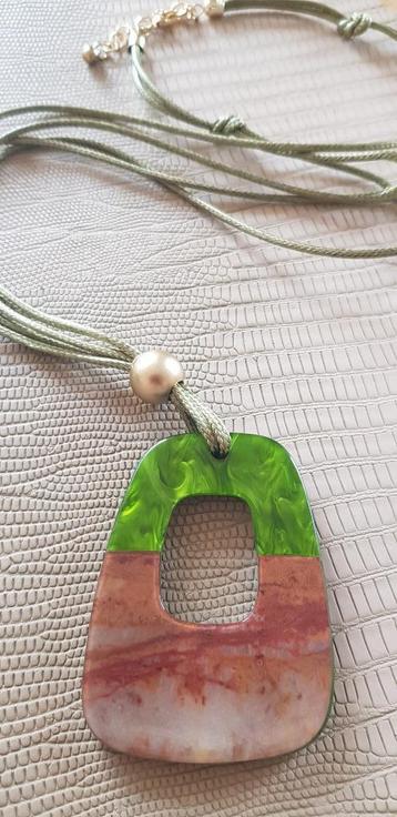Lange ketting met groene-bruine hanger in hars beschikbaar voor biedingen
