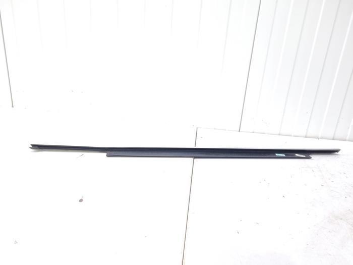 Joint de vitre d'un Audi A8, Autos : Pièces & Accessoires, Carrosserie & Tôlerie, Audi, Utilisé, 3 mois de garantie, Enlèvement ou Envoi