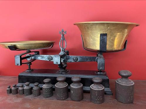 Balance ancienne avec jeu de poids, Antiquités & Art, Antiquités | Outils & Instruments, Enlèvement ou Envoi
