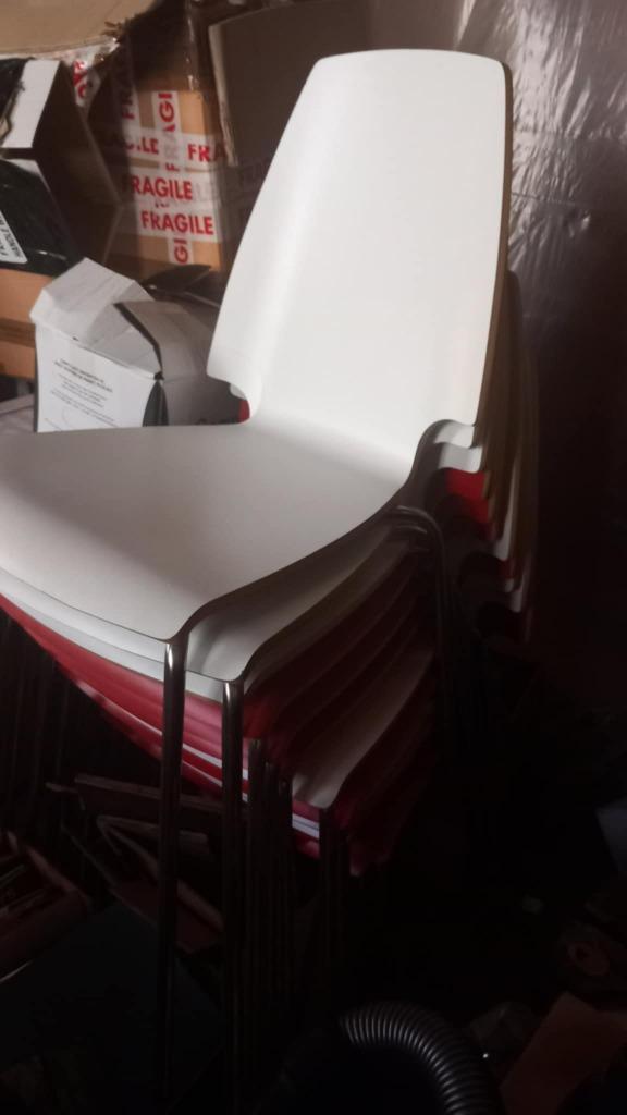 Groot aantal stoelen rood of wit (ikea), Huis en Inrichting, Stoelen, Gebruikt, Hout, Metaal, Rood, Ophalen