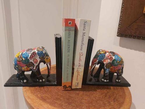 Twee houten boekensteunen met afbeelding van olifanten.  Pra, Huis en Inrichting, Woonaccessoires | Wanddecoraties, Zo goed als nieuw