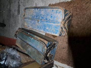 Oude materiaalkoffers x2 beschikbaar voor biedingen