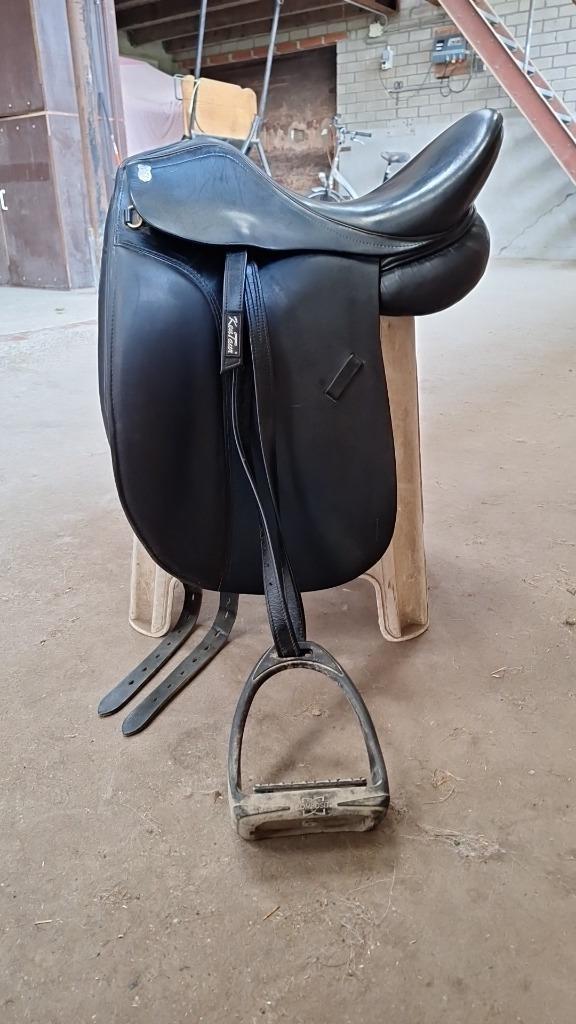 Massimo dressuur zadel zwart 16,5 inch, Dieren en Toebehoren, Paarden en Pony's | Zadels, Zo goed als nieuw, Dressuur, Ophalen of Verzenden