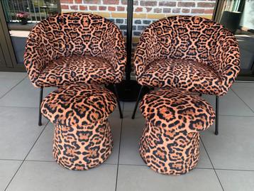2 design clubzetels met poef.  beschikbaar voor biedingen
