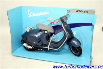 Vespa 946 Blauw 1/12 New Ray beschikbaar voor biedingen