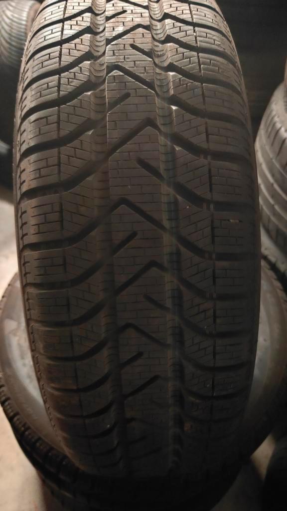 185/65/r15 Pirelli winterbanden 35€ per stuk met plaatsen, Auto diversen, Autosport-onderdelen, Ophalen of Verzenden