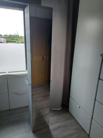 spiegelkast met opbergruimte beschikbaar voor biedingen