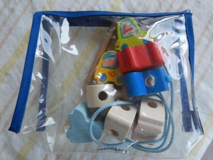 Rijgkralen auto's in handig etui, Kinderen en Baby's, Speelgoed | Houten speelgoed, Zo goed als nieuw, Overige typen, Ophalen of Verzenden