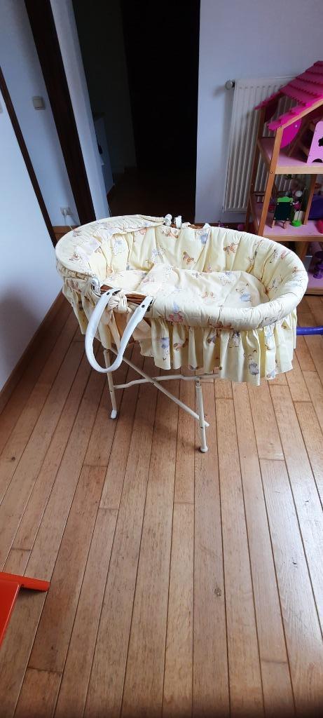 Mooie rieten wieg op poten, Kinderen en Baby's, Babywiegjes en Ledikanten, Wieg, Ophalen