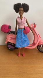 Barbie met scooter, Enfants & Bébés, Jouets | Poupées, Comme neuf, Enlèvement ou Envoi, Barbie