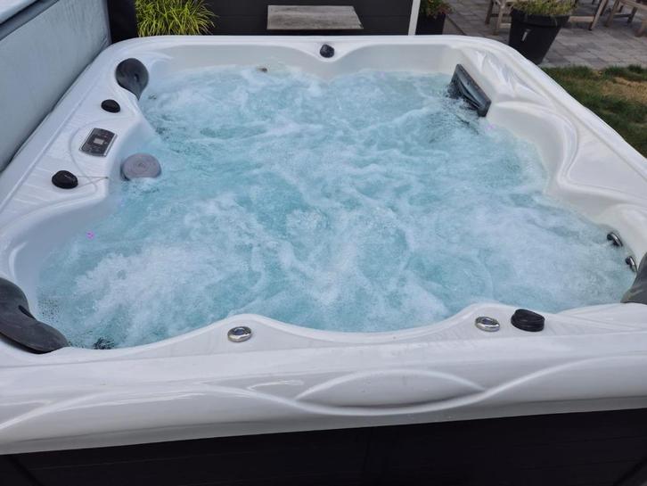 Royalty spa jacuzzi Ohio zo goed als nieuw, Tuin en Terras, Bubbelbaden en Hottubs, Zo goed als nieuw, Vast, Afdekzeil, Filter