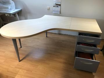 Kantoor met vergaderruimte beschikbaar voor biedingen