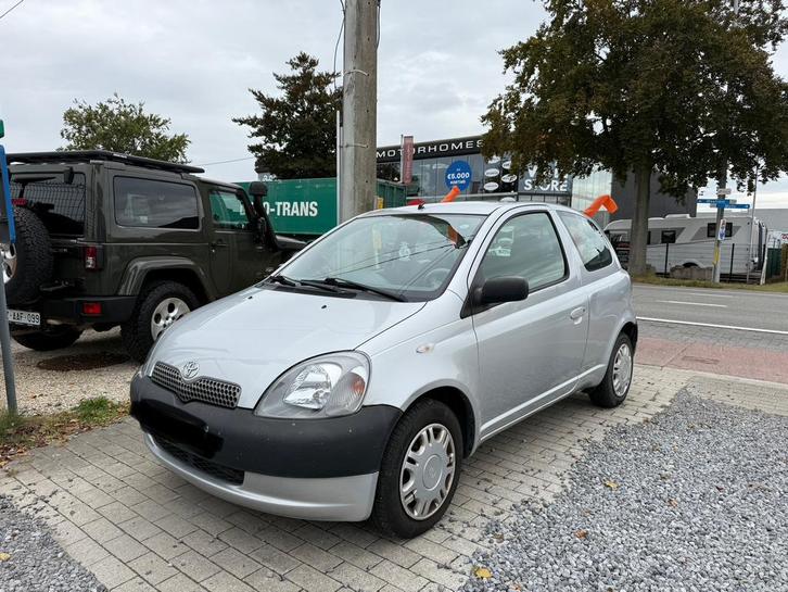 TOYOTA YARIS 1.0i VVTI BENZINE GEKEURD + VVK WEINIG KM!! ✅, Auto's, Toyota, Bedrijf, Te koop, Yaris, Airbags, Mistlampen, Radio