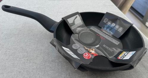 Nieuwe Antikleefpan 20 cm, Huis en Inrichting, Keuken | Potten en Pannen, Nieuw, Koekenpan of Braadpan, Aluminium, Inductieplaat
