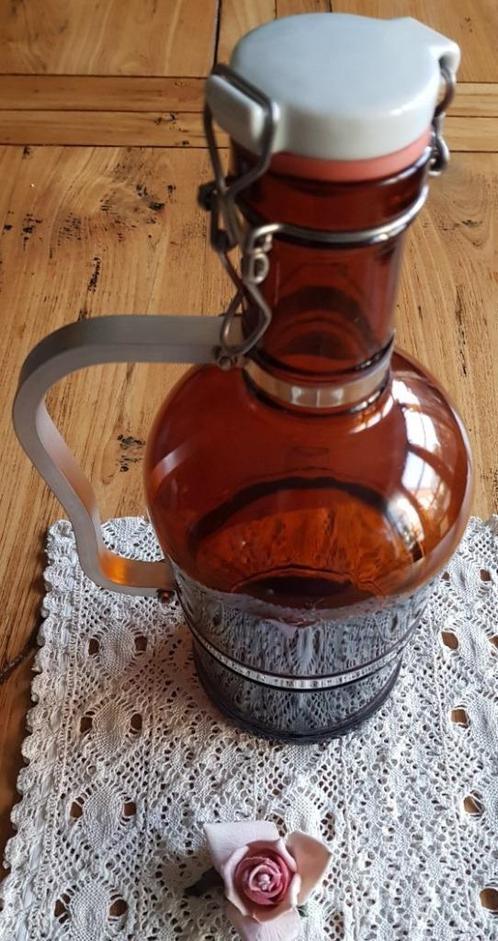 2 Liter bierfles met aluminium greep en porseleinen dop, Antiek en Kunst, Curiosa en Brocante, Ophalen of Verzenden