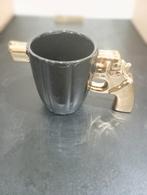Zwarte koffie mok met gouden pistoolhandvat, Ophalen