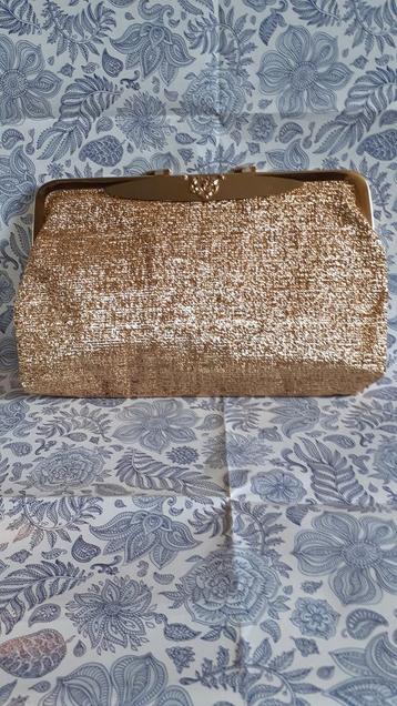 pochette dorée a main pour cérémonie  beschikbaar voor biedingen