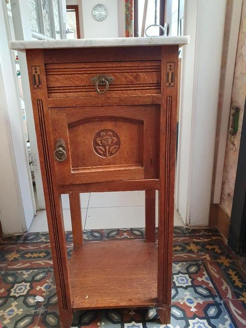 Nachtkastje Jugenstil eik, marmer inlegmotief en bloemmotief, Huis en Inrichting, Slaapkamer | Nachtkastjes, 70 cm of meer, Minder dan 45 cm