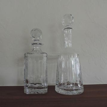 2 verfijnde  karaffen van kristal met bolle dop beschikbaar voor biedingen