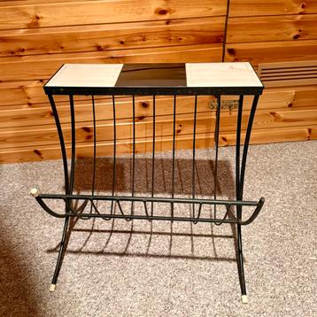 Vintage kranten tafeltje beschikbaar voor biedingen