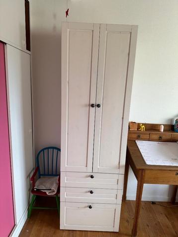 Garderobe voor kinderen beschikbaar voor biedingen