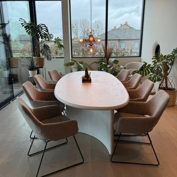 Unieke organische eettafel in mortex  – L 280 x B 115 cm beschikbaar voor biedingen