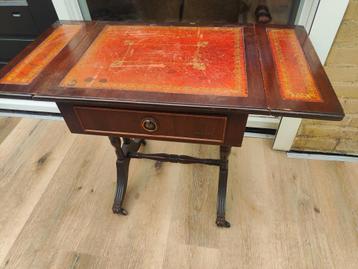 Antieke verrijdbare kaarttafel beschikbaar voor biedingen
