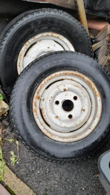 2 gratis gebruikte autobanden met velg. beschikbaar voor biedingen