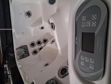 Tweedehands jacuzzi en gratis demonstratie geleverd  beschikbaar voor biedingen
