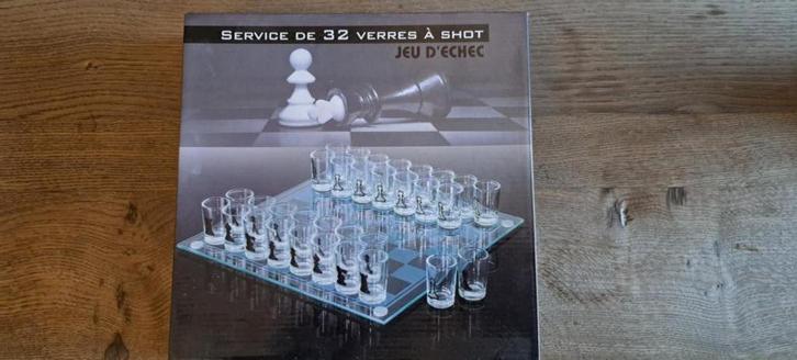 Jeu d'échec :32 verres à shot (neuf), Antiquités & Art, Antiquités | Verre & Cristal, Enlèvement ou Envoi