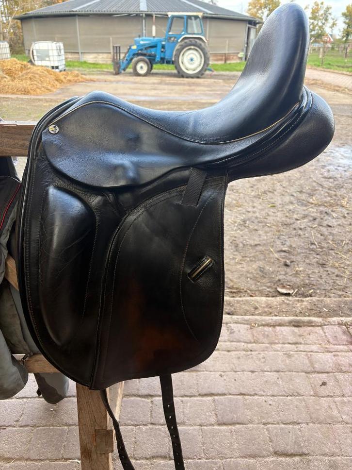 Selle dressage N2 Saddlery - Taille 17, Dieren en Toebehoren, Paarden en Pony's | Zadels, Gebruikt, Dressuur, Ophalen