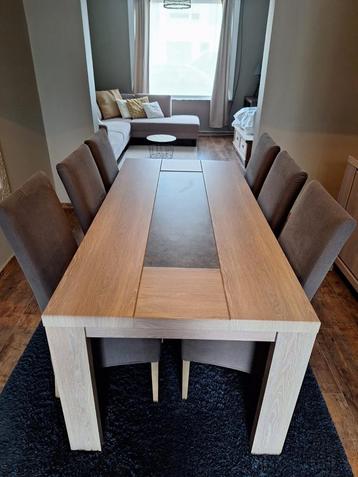 Volledige eetplek: tafel, stoelen, commode + barkast beschikbaar voor biedingen