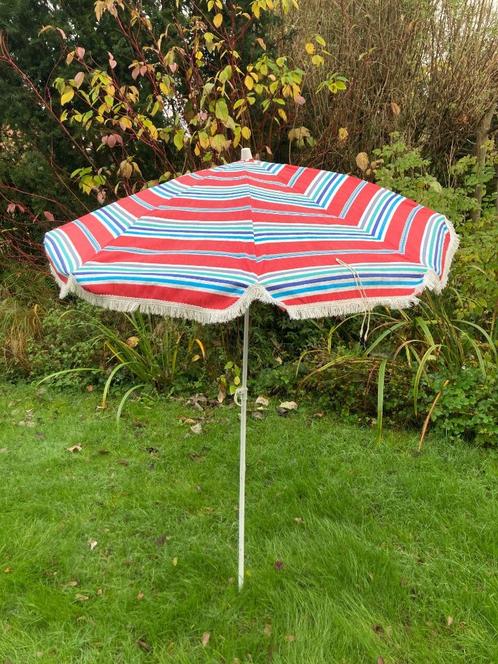 Vintage parasol seventies rode blauwe witte banen gestreept, Tuin en Terras, Parasols, Gebruikt, Stokparasol, 1 tot 2 meter, Kantelbaar