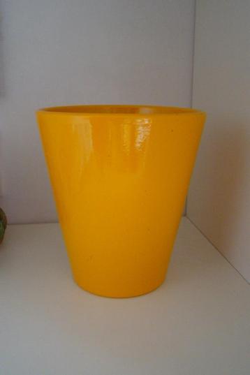 geel orchideepot bloempot  - pot 15cm hoog 14cm diameter beschikbaar voor biedingen
