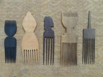 5 houten kammen; lengte 20 a 25 cm beschikbaar voor biedingen