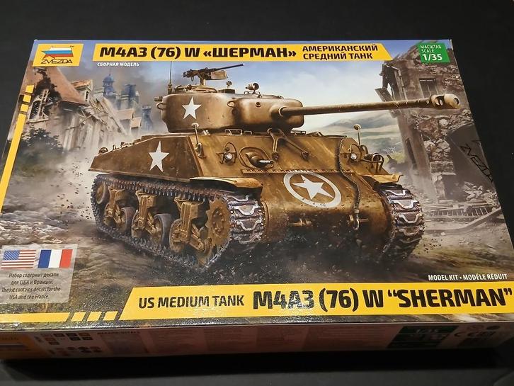 Zvezda (3676): M4A3 (76) met Sherman 1:35, Hobby en Vrije tijd, Modelbouw | Auto's en Voertuigen, Nieuw, Tank, 1:32 tot 1:50, Tamiya