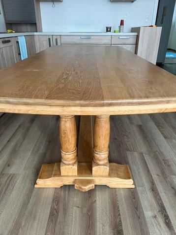 Houte eettafel beschikbaar voor biedingen