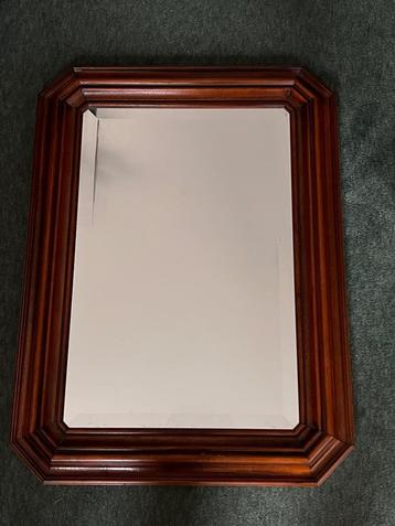 Spiegel in houten kader  beschikbaar voor biedingen