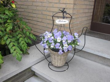 Welkom mand voor bloemen aan de voordeur beschikbaar voor biedingen