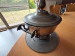 kom met deksel , 2 handvatten, op bord, tin, 24 cm doorsnede, Antiek en Kunst, Antiek | Tin, Ophalen of Verzenden