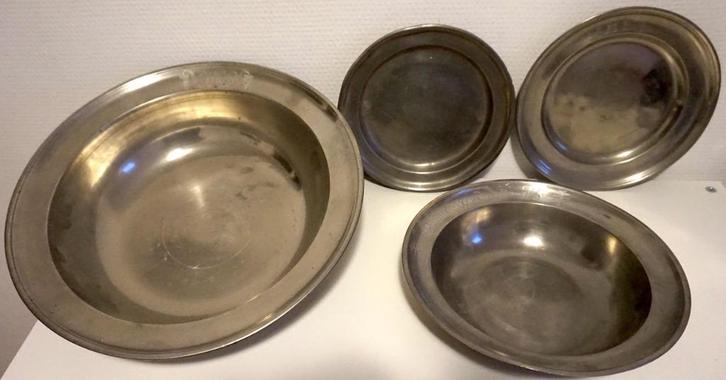 Set van 4 gestanste en gegraveerde tinnen borden, Antiek en Kunst, Antiek | Tin, Ophalen of Verzenden