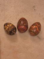Lot de 3 œufs décoratifs en bois en bon état., Enlèvement