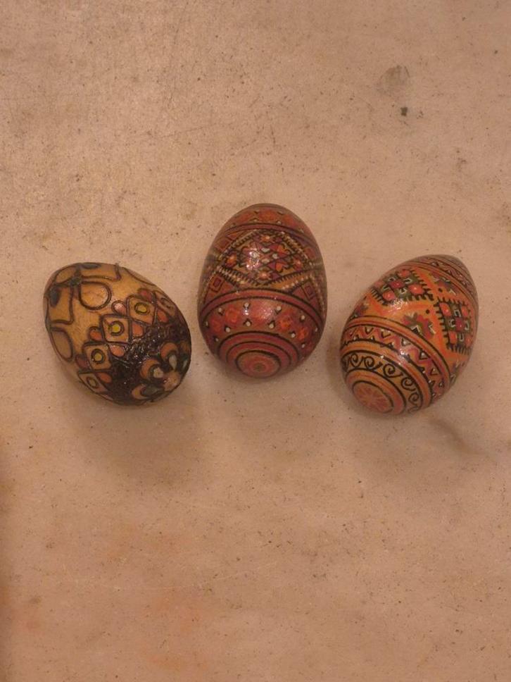 Lot de 3 œufs décoratifs en bois en bon état., Antiquités & Art, Art | Sculptures & Bois, Enlèvement
